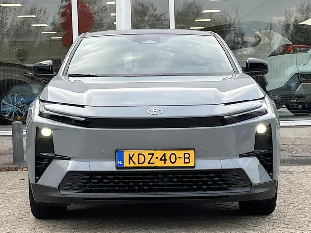 Toyota C-HR First Edition 77 kWh l 20 inch velgen l elektrische achterklep l verwarmde stoelen en stuurwiel