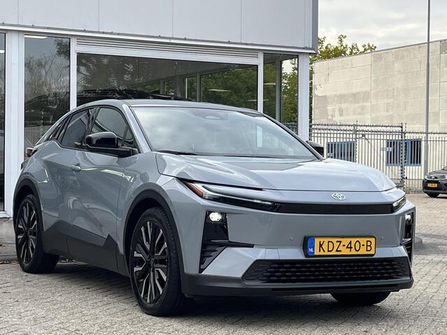 Toyota C-HR First Edition 77 kWh l 20 inch velgen l elektrische achterklep l verwarmde stoelen en stuurwiel