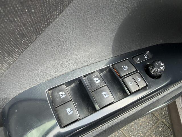 Toyota CAMRY 2.5 Hybrid Dynamic | Camera | Lederen Bekleding | Stoelverwarming | Lichtmetalen Velgen |