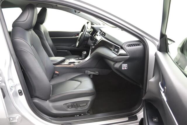Toyota CAMRY 2.5 Hybrid Premium | Lederen Bekleding | JBL | Separaat bediening Achterbank | Trekhaak | Parkeersensoren en Camera |