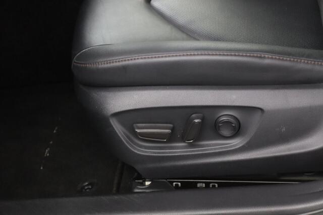 Toyota CAMRY 2.5 Hybrid Premium | Lederen Bekleding | JBL | Separaat bediening Achterbank | Trekhaak | Parkeersensoren en Camera |