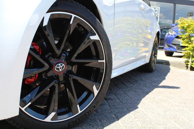 Toyota COROLLA Touring Sports 1.8 Hybrid Dynamic Bi-Tone | Rijklaar | Trekhaak | HUD | 18" GR velgen | Stoel/Stuur-verwarming | Apple/Android