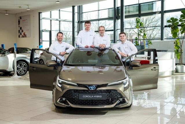 Toyota COROLLA Touring Sports 1.8 Hybrid Style, Parkeersensoren, Stoelverwarming, Apple Carplay/Android auto, 1e Eigenaar, Cruise & Climate control!