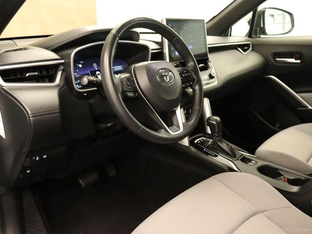Toyota COROLLA Cross 2.0 High Power Hybrid Active - AFNEEMBARE TREKHAAK 750 KG GEREMD TREKGEWICHT - STUUR EN STOEL VERWARMING - ADAPTIVE CRUISE CONTROL - NAVIGATIE - CLIMATE CONTROL - APPLE CARPLAY/ANDROID AUTO