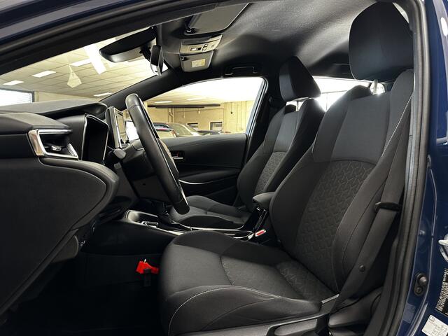 Toyota COROLLA Touring Sports 1.8 Hybrid First Edition/ Automaat/ Trekhaak/ Camera/ Zwarte-Hemel/ LED Koplampen/ Mirror-Link/ 17'' LMV/ Lane-Assist./ Grootlicht Assist./ Navi/ Cruise/ Bluetooth/ Multi. LEDER. Stuur/ LED Mistl./ Dakrails.