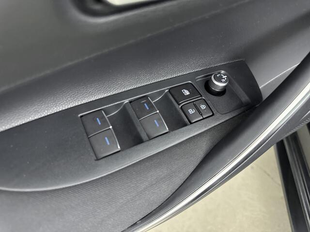 Toyota COROLLA 1.8 Hybrid Active Navi | Metaallak | Parkeercamera | Lichtmetalen Velgen |