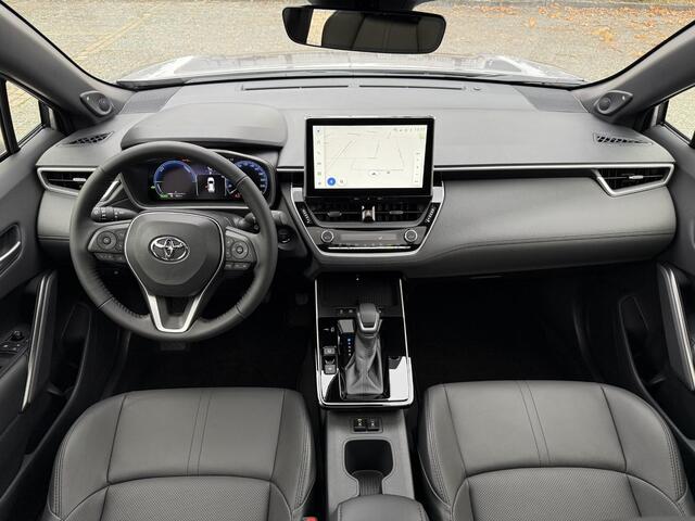 Toyota COROLLA Cross Hybrid 180 Executive **NIEUWE AUTO/ PANORAMADAK/ MJ 2025/ DIRECT LEVERBAAR**