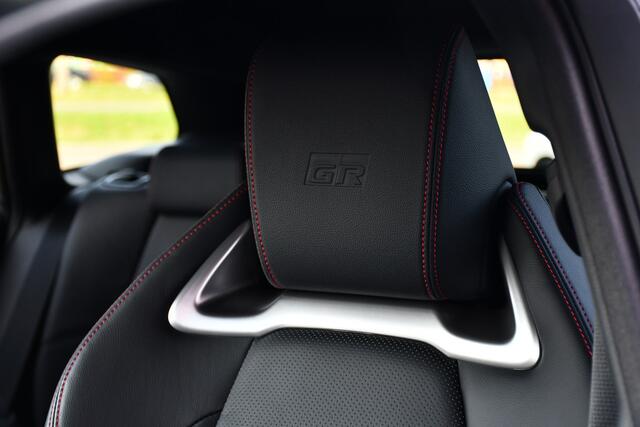 Toyota COROLLA Touring Sports Hybrid 200 GR Sport Plus Automaat 197pk | Dodehoekdetectie | Lederen interieur | Sportstoelen | HUD | NL-auto |