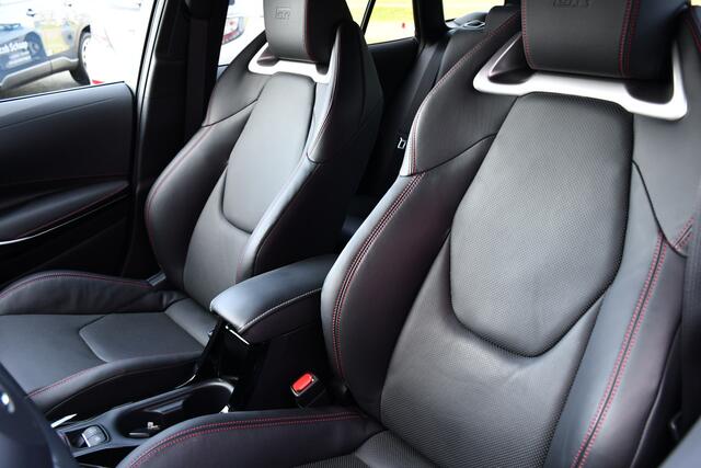 Toyota COROLLA Touring Sports Hybrid 200 GR Sport Plus Automaat 197pk | Dodehoekdetectie | Lederen interieur | Sportstoelen | HUD | NL-auto |