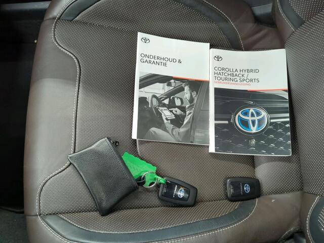 Toyota COROLLA Touring Sports 2.0 Hybrid Premium 1e Eigenaar | NL-Auto | Volledig Onderh | BTW | Pano | Camera | Head-Up | Elek klep | WinterPack | Navi | Ad Cruise | Keyless | Matrix Led | DAB | PDC