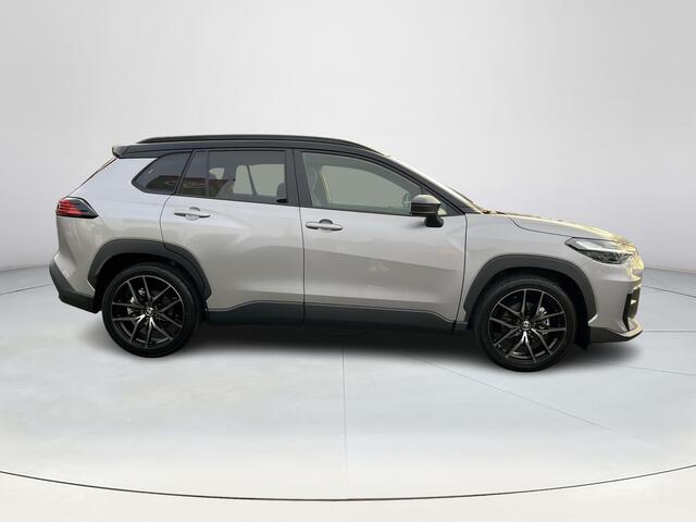Toyota COROLLA Cross Hybrid 180 GR Sport | Metalstream grey met zwart dak | Panoramadak | Nieuw uit voorraad |