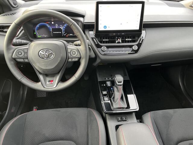 Toyota COROLLA Cross Hybrid 180 GR Sport | Metalstream grey met zwart dak | Panoramadak | Nieuw uit voorraad |