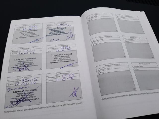 Toyota COROLLA Touring Sports 2.0 Hybrid Style Dealeronderhouden | Stoelverwarming | Parkeersensoren V+A | 17'' LM-Velgen | Donker Getinte Achterruiten |