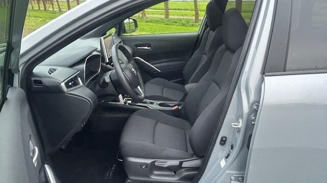 Toyota COROLLA Cross 2.0 Hybrid FIRST EDITION 1E EIGENAAR 13.000KM!! NAVIGATIE, APPLE CARPLAY, DAB RADIO, STOELVERWARMING, STUURVERWARMING, PANORAMADAK, DODEHOEK ASSIST, SPOOR ASSIST, ADAPTIVE CRUISE CONTROL, ELEC. ACHTERKLEP, ACHTERUITRIJCAMERA, PARKEERHULP V/A, LED-LI