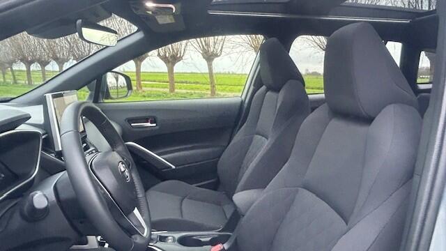 Toyota COROLLA Cross 2.0 Hybrid FIRST EDITION 1E EIGENAAR 13.000KM!! NAVIGATIE, APPLE CARPLAY, DAB RADIO, STOELVERWARMING, STUURVERWARMING, PANORAMADAK, DODEHOEK ASSIST, SPOOR ASSIST, ADAPTIVE CRUISE CONTROL, ELEC. ACHTERKLEP, ACHTERUITRIJCAMERA, PARKEERHULP V/A, LED-LI