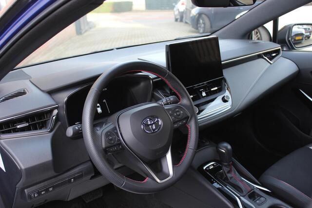 Toyota COROLLA Hybrid 140 GR Sport Bi Tone Navigatie, BSM, Apple Carplay / Android Auto, NIEUW!!!