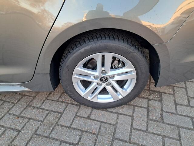 Toyota COROLLA Touring Sports 1.8 Hybrid Active | LM Velgen | Clima | Cruise | Ndl auto!! | Navigatie | Led | Apple carplay | 1e Eigenaar | RIJKLAARPRIJS INCL 12 MAANDEN GARANTIE EN BEURT