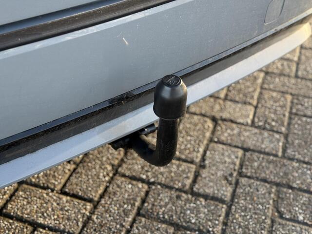 Toyota COROLLA Touring Sports 1.8 Hybrid Business Plus stoel-stuurverwarming | trekhaak | PDC rondom