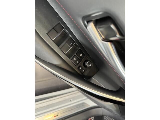 Toyota COROLLA Touring Sports Hybrid 140 GR Sport | Demo | BSM | Parkeersensoren voor/achter | Stoelverwarming | Apple/Android |