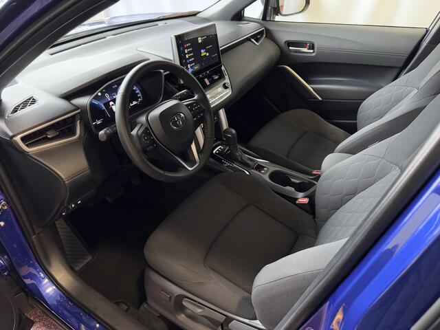 Toyota COROLLA Cross 12/2024 HYBRID 140 STYLE LED KEYLESS CARPLAY NAVI CAMERA STOEL/STUUR VERW. ELEK.KLEP ADAP CRUISE PDC ? Top auto's Wijchen. Al 30 Jaar verkoop van Toyota : Benzine / Hybride / PHEV / HEV / Diverse modellen : Style / Executive / Dynamic / Plus / Busi