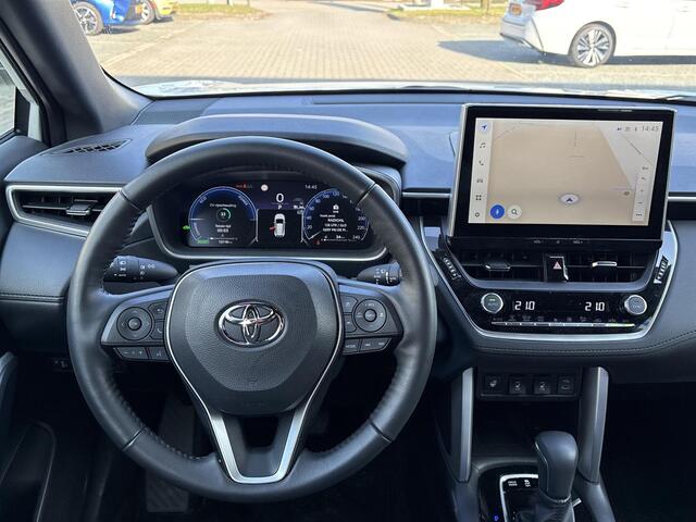 Toyota COROLLA Cross Hybrid 140 Style **PREMIUM PACK/ DODEHOEK DETECTIE/ STUURVERWARMING**