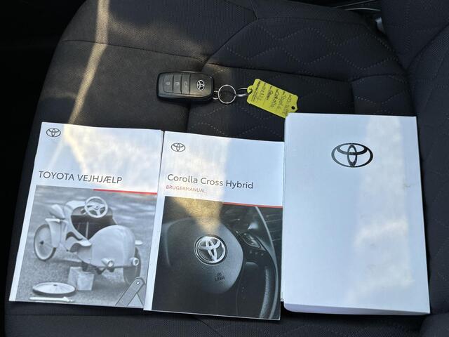 Toyota COROLLA Cross Hybrid 140 Style Automaat / Adaptieve Cruise / Apple carplay & Android auto / Elektrische Achterklep / Stuur-, stoel- en voorruitverwarming / Navigatie / Camera / Keyless / Draadloze telefoonlader /