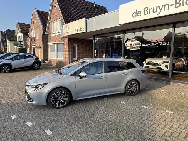 Toyota COROLLA Touring Sports 1.8 Hybrid Dynamic Manhattan Grey, mooiste kleur Automaat stoel- en stuurverwaming / parkeersensoren voor en achter / Blind Spot Monitor / afneembare trekhaak / winterbandenset / Apple Carplay / Android Auto / parkeercamera / Toyota 10 jaar