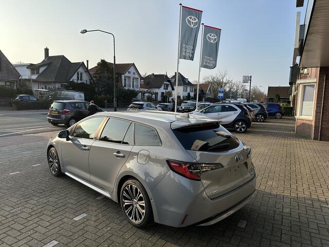 Toyota COROLLA Touring Sports 1.8 Hybrid Dynamic Manhattan Grey, mooiste kleur Automaat stoel- en stuurverwaming / parkeersensoren voor en achter / Blind Spot Monitor / afneembare trekhaak / winterbandenset / Apple Carplay / Android Auto / parkeercamera / Toyota 10 jaar