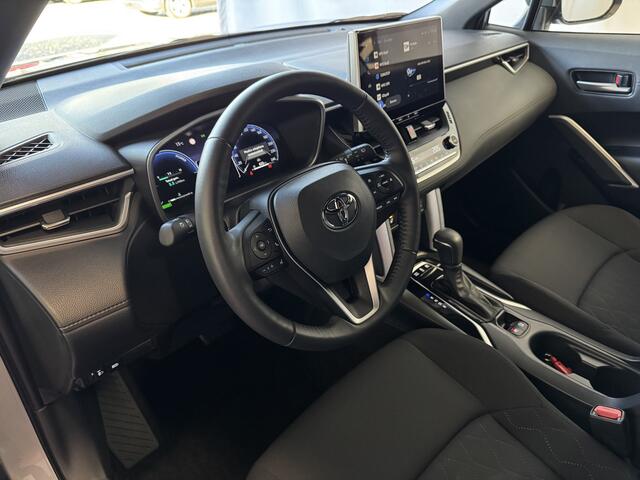 Toyota COROLLA Cross HYBRID 140 STYLE STOEL/STUUR VERW. ELEK.KLEP LED KEYLESS CARPLAY NAVI CAMERA ADAP CRUISE PDC ? Top auto's Wijchen. Al 30 Jaar verkoop van Toyota : Benzine / Hybride / PHEV / HEV / Diverse modellen : Style / Executive / Dynamic / Plus / Business / S
