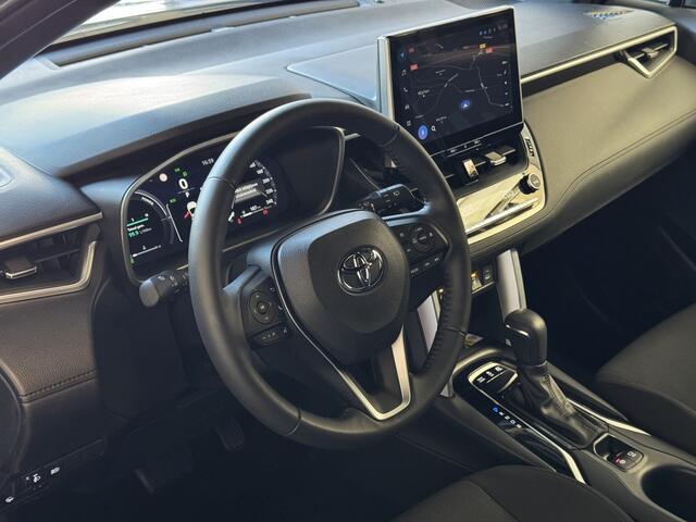 Toyota COROLLA Cross HYBRID 140 STYLE STOEL/STUUR VERW. ELEK.KLEP LED KEYLESS CARPLAY NAVI CAMERA ADAP CRUISE PDC ? Top auto's Wijchen. Al 30 Jaar verkoop van Toyota : Benzine / Hybride / PHEV / HEV / Diverse modellen : Style / Executive / Dynamic / Plus / Business / S