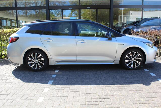 Toyota COROLLA Touring Sports 1.8 Hybrid Dynamic Bi-Tone | Rijklaar | HUD | Trekhaak | Stoel/Stuur-verw. | Camera | Apple/Android | Clima | Adap. Cruise