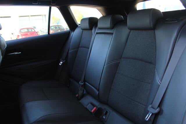 Toyota COROLLA Touring Sports 1.8 Hybrid Dynamic Bi-Tone | Rijklaar | HUD | Trekhaak | Stoel/Stuur-verw. | Camera | Apple/Android | Clima | Adap. Cruise