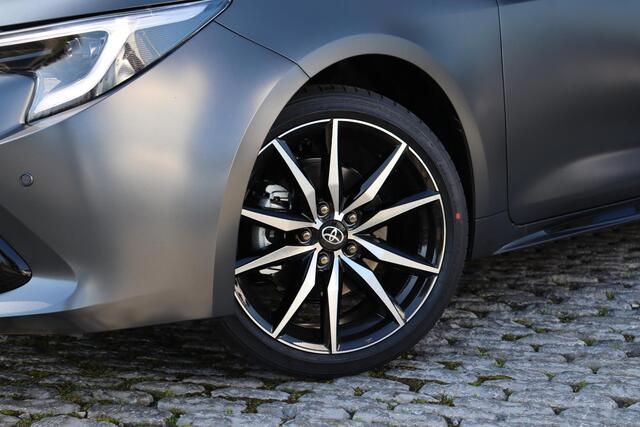 Toyota COROLLA Touring Sports Hybrid 180 GR Sport Kage Limited Edition ¤ 6.000 Inruil Voordeel ! 3 stuks in Nederland.