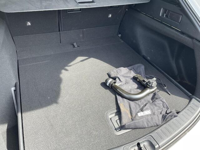 Toyota COROLLA Touring Sports 1.8 Hybrid GR-Sport | Trekhaak | LED | Navigatie | Climate Control | Cruise Control | Lichtmetalen velgen 17" | Achteruitrijcamera | Apple Carplay/Android Auto