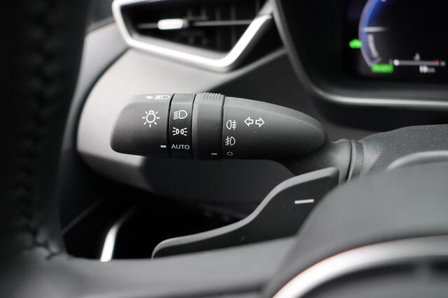 Toyota COROLLA Hybrid 180 Executive Nieuw en uit voorraad leverbaar met ¤ 6.200, - voordeel, inclusief trekhaak!! , Stoel & Stuurverwarming, Parkeersensoren voor en achter, Head Up Display,Nieuw en direct leverbaar!