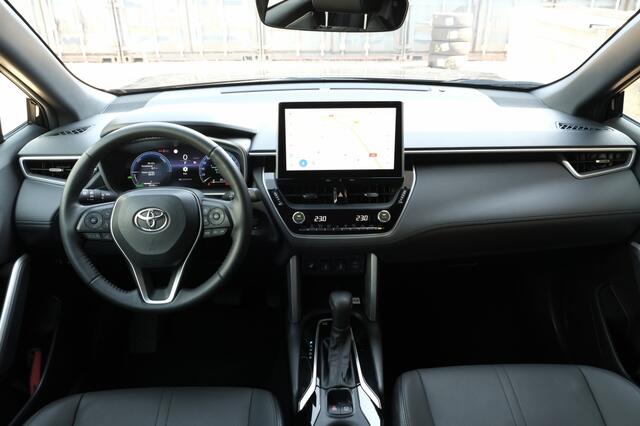 Toyota COROLLA Cross Hybrid 140 Style Automaat | Premium Pack | Stoelverwarming voorstoelen | Stuurwielverwarming | Stoelbekleding van luxe stof antraciet met zwarte kunstlederen accenten | Parkeer- & manoeuvreerhulp d.