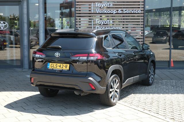 Toyota COROLLA Cross Hybrid 140 Style Automaat | Premium Pack | Stoelverwarming voorstoelen | Stuurwielverwarming | Stoelbekleding van luxe stof antraciet met zwarte kunstlederen accenten | Parkeer- & manoeuvreerhulp d.