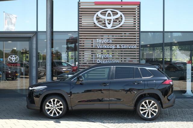 Toyota COROLLA Cross Hybrid 140 Style Automaat | Premium Pack | Stoelverwarming voorstoelen | Stuurwielverwarming | Stoelbekleding van luxe stof antraciet met zwarte kunstlederen accenten | Parkeer- & manoeuvreerhulp d.