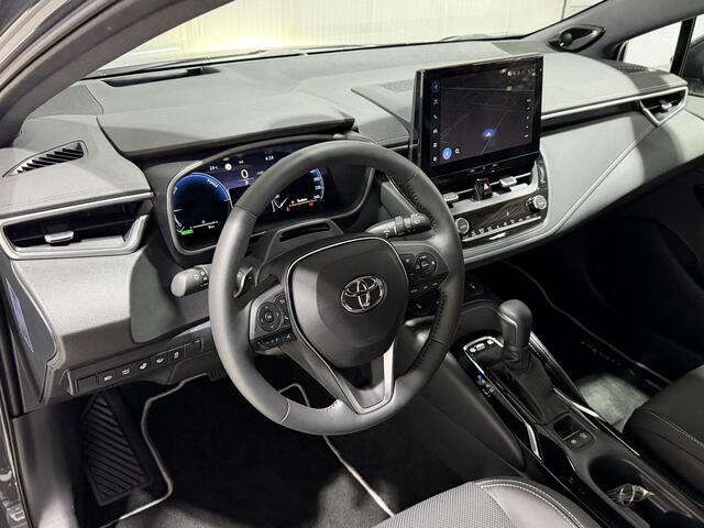 Toyota COROLLA Hybrid 180 Executive | VOORRAAD | ¤4.100 VOORDEEL | PANORAMA-DAK | PDC V+A | BSM | ACC | STOEL + STUUR VERWARMING