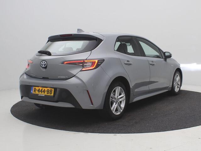 Toyota COROLLA 1.8 Hybrid Active Automaat / Apple CarPlay & Android Auto / Historie aanwezig / Trekhaak afneembaar / Parkeersensoren voor & achter / Navigatie / Adaptieve Cruise Control / Airco Climate Control / LMV /