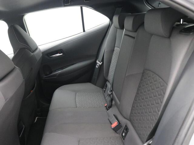 Toyota COROLLA 1.8 Hybrid Active Automaat / Apple CarPlay & Android Auto / Historie aanwezig / Trekhaak afneembaar / Parkeersensoren voor & achter / Navigatie / Adaptieve Cruise Control / Airco Climate Control / LMV /