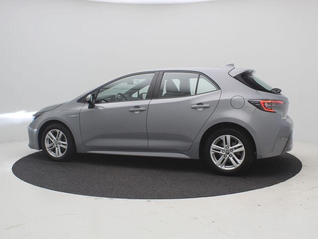 Toyota COROLLA 1.8 Hybrid Active Automaat / Apple CarPlay & Android Auto / Historie aanwezig / Trekhaak afneembaar / Parkeersensoren voor & achter / Navigatie / Adaptieve Cruise Control / Airco Climate Control / LMV /