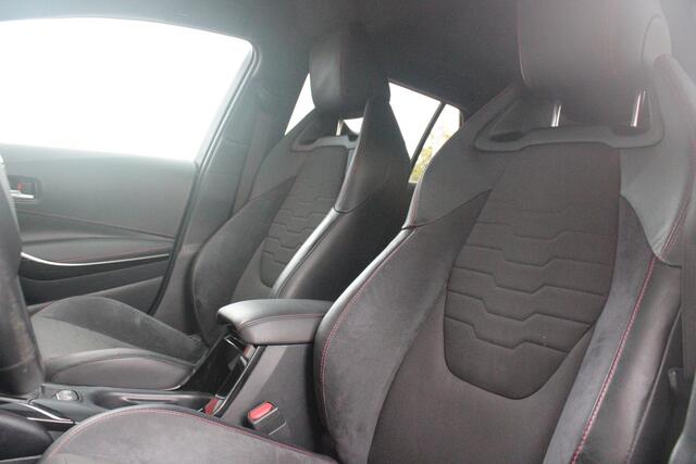 Toyota COROLLA Touring Sports 2.0 Hybrid 180PK AUTOMAAT EXECUTIVE JBL | STOEL VERWARMING | DODEHOEK DETECTIE | NAVIGATIE | APPLE CARPLAY/ANDROID AUTO | CLIMATE CONTROL | ADAPTIVE CRUISE CONTROL | FULL LED KOPLAMPEN | KEYLESS ENTRY/START | ALL SEASON BANDEN | 18" LICHTMETALEN VELGEN | DAB+ RADIO | JBL AUDIO SSTEM | ELEKTRISCH BEDIENBARE ACHTERKLEP | ACHTERUITRIJ CAMERA | PARKEERSENSOREN VOOR + ACHTER | DRAADLOZE TELEFOONLADER | HEAD UP DISPLAY |