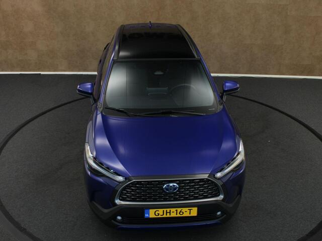Toyota COROLLA Cross 2.0 High Power Hybrid First Edition - CAMERA - LENDENSTEUN BESTUURDERSSTOEL - 18 INCH LICHT METALEN VELGEN - PANORAMADAK - 4 SEIZOENENBANDEN - PARKEERSENSOREN VOOR/ ACHTER - NAVIGATIE - CLIMATE CONTROL - VOORSTOELEN VERWARMD - STUUR VERWARMD - ELEKTRISCHE ACHTERKLEP