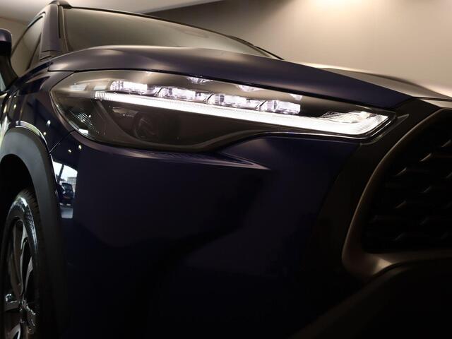 Toyota COROLLA Cross 2.0 High Power Hybrid First Edition - CAMERA - LENDENSTEUN BESTUURDERSSTOEL - 18 INCH LICHT METALEN VELGEN - PANORAMADAK - 4 SEIZOENENBANDEN - PARKEERSENSOREN VOOR/ ACHTER - NAVIGATIE - CLIMATE CONTROL - VOORSTOELEN VERWARMD - STUUR VERWARMD - ELEKTRISCHE ACHTERKLEP