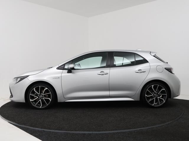Toyota COROLLA 2.0 Hybrid First Edition | Navigatie | Trekhaak | Executive licht metalen velgen |