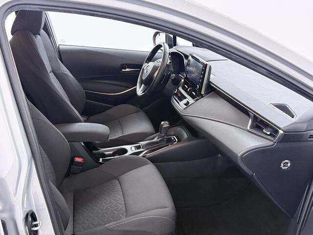 Toyota COROLLA 2.0 Hybrid First Edition | Navigatie | Trekhaak | Executive licht metalen velgen |