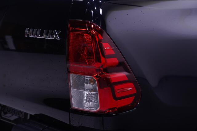 Toyota HI-LUX Hilux 2.4 D4-D 150 pk 4x4 Automaat Grijs Kenteken BPM Vrij, Camera, Apple Carplay, 17" LMV, Cruise control, 2-Zits