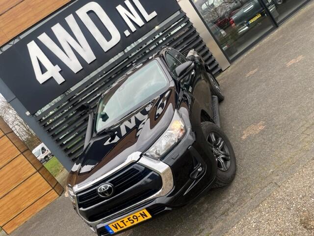 Toyota HI-LUX HiLux 2.4 D-4D EURO 6 4WD EXTRA CAB BLACK EDITION CLIMA CRUISE 6 MND GAR ¤ 30740 EXCL Auto in zeer goede staat dealer onderhouden schade vrij 4WD hoge lage gearing 3500 KG TREKHAAK . Voorzien van bedliner / laadklep / snorkel