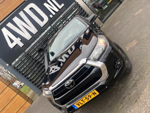 Toyota HI-LUX HiLux 2.4 D-4D EURO 6 4WD EXTRA CAB BLACK EDITION CLIMA CRUISE 6 MND GAR ¤ 30740 EXCL Auto in zeer goede staat dealer onderhouden schade vrij 4WD hoge lage gearing 3500 KG TREKHAAK . Voorzien van bedliner / laadklep / snorkel